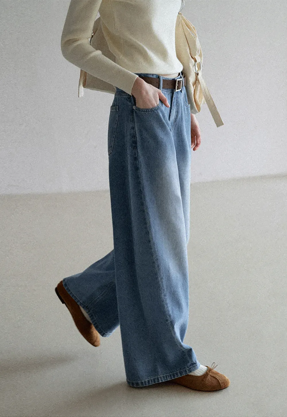 Wide leg denim jeans with high waist design
