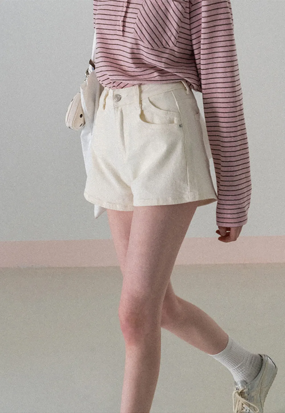 High waist denim shorts with belt loop and front pockets