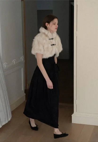 Elegant strapless midi dress with flowing skirt and textured fabric