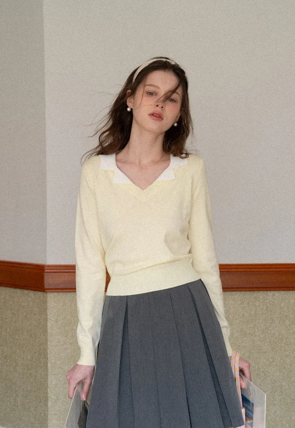 V Neck Knit Sweater with Contrast Collar