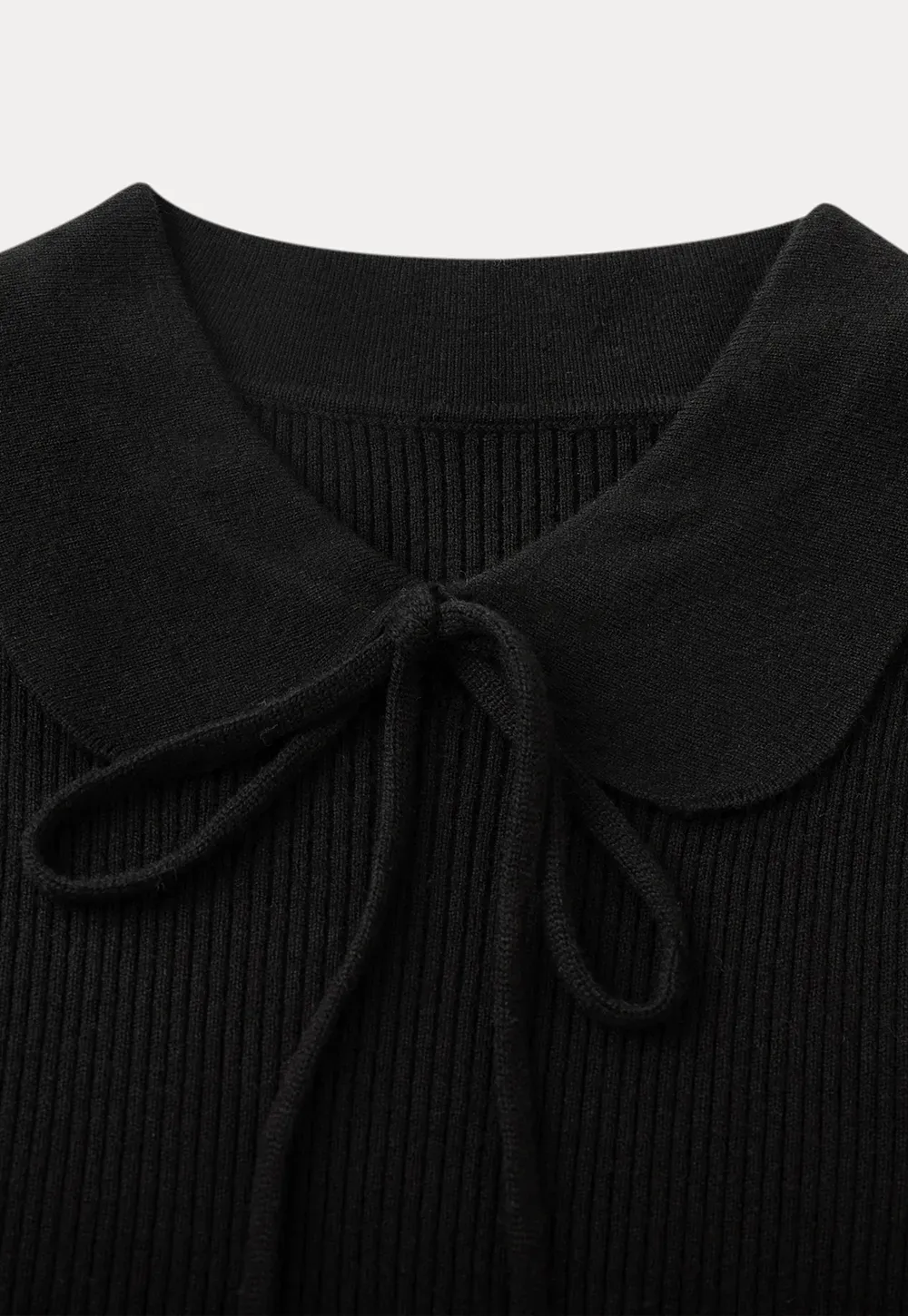 Elegant Knit Dress with Bow Detail and Flared Hem