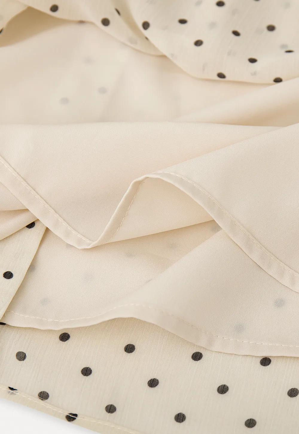 Elegant Blouse with Delicate Dot Pattern and Puffed Sleeves