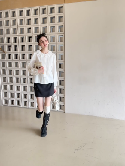 A-line mini skirt with front zipper closure