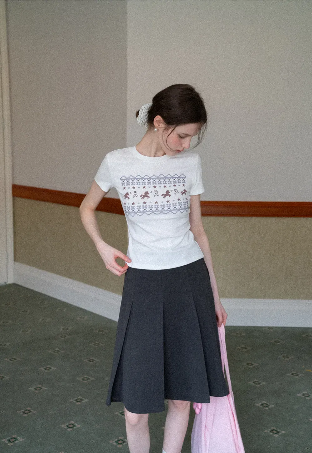 Short sleeve t shirt with embroidered pattern band