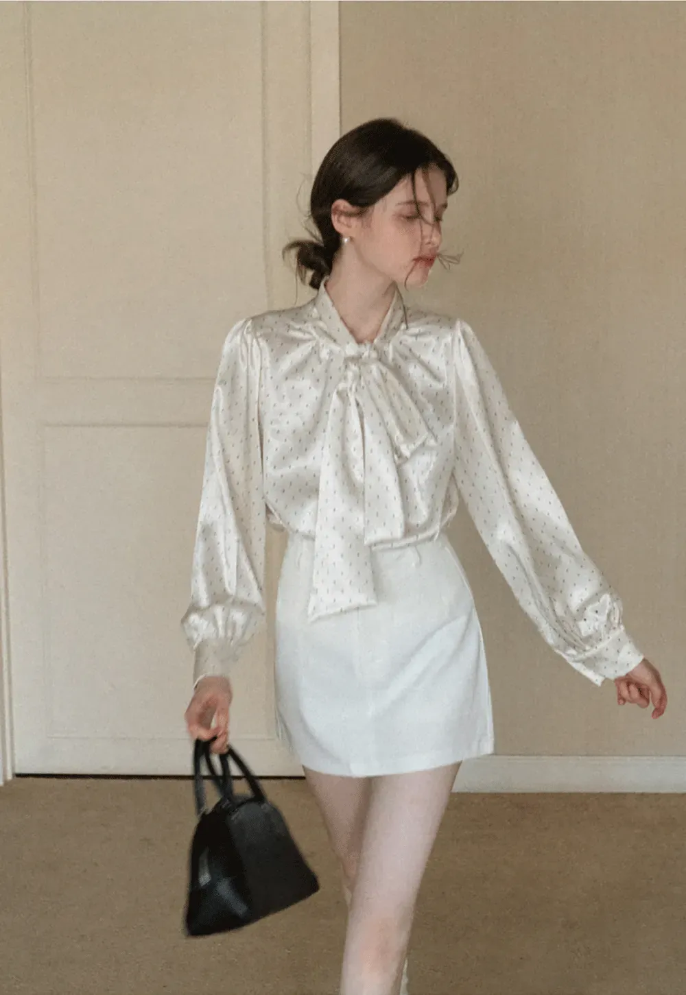 Elegant blouse with bow collar and long sleeves