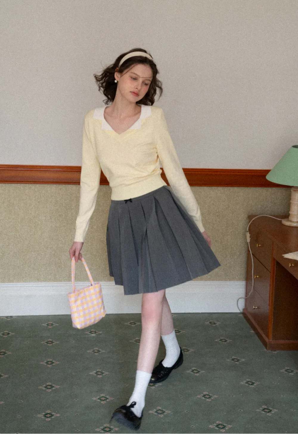 V Neck Knit Sweater with Contrast Collar