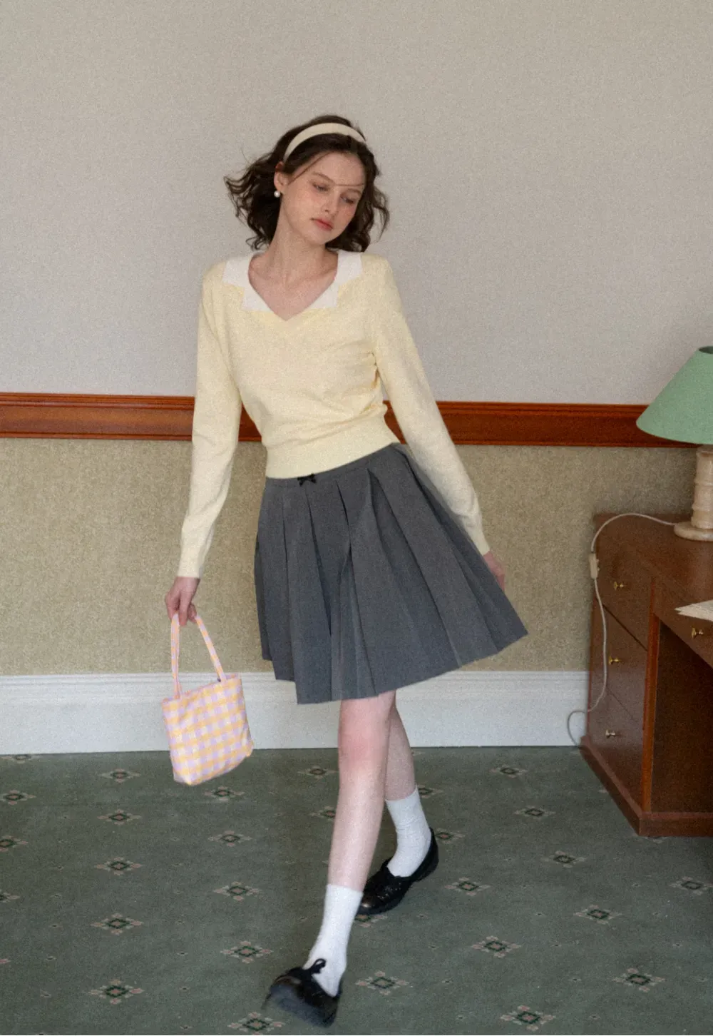 V Neck Knit Sweater with Contrast Collar