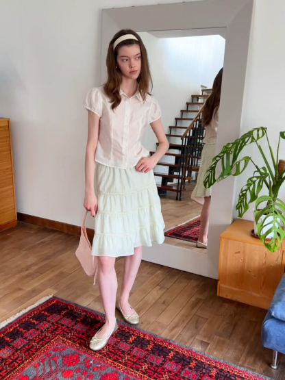 Tiered ruffled skirt with lace trim