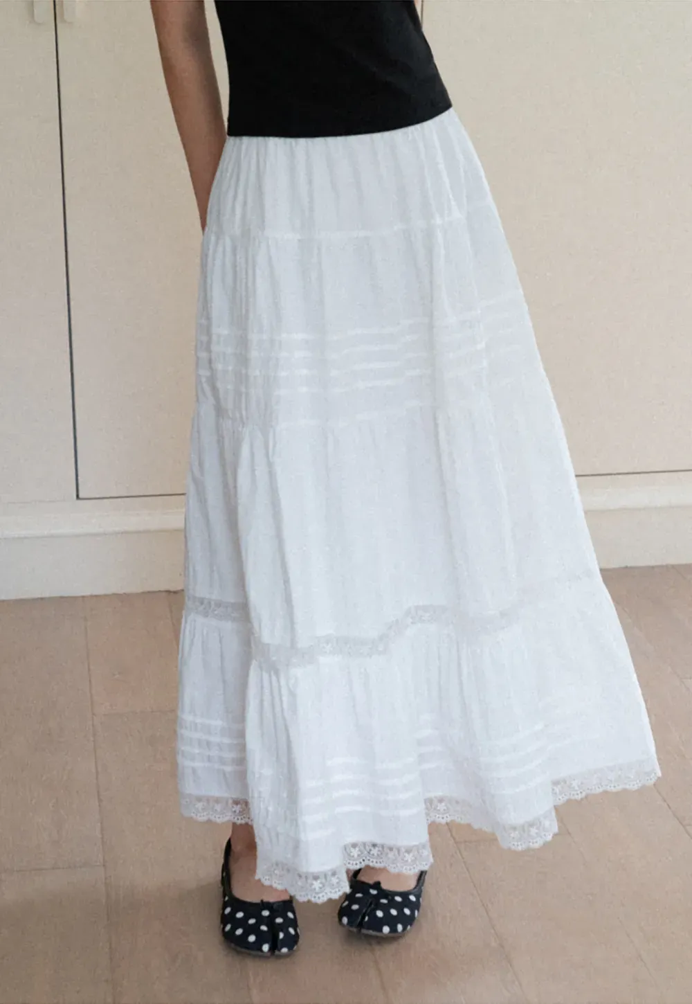 Tiered long skirt with lace trim