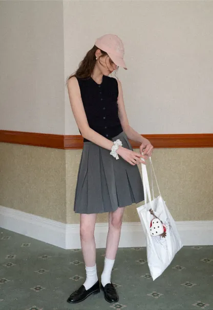 Sleeveless Knit Top with Collar and Buttons