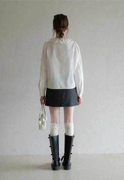 A-line mini skirt with front zipper closure