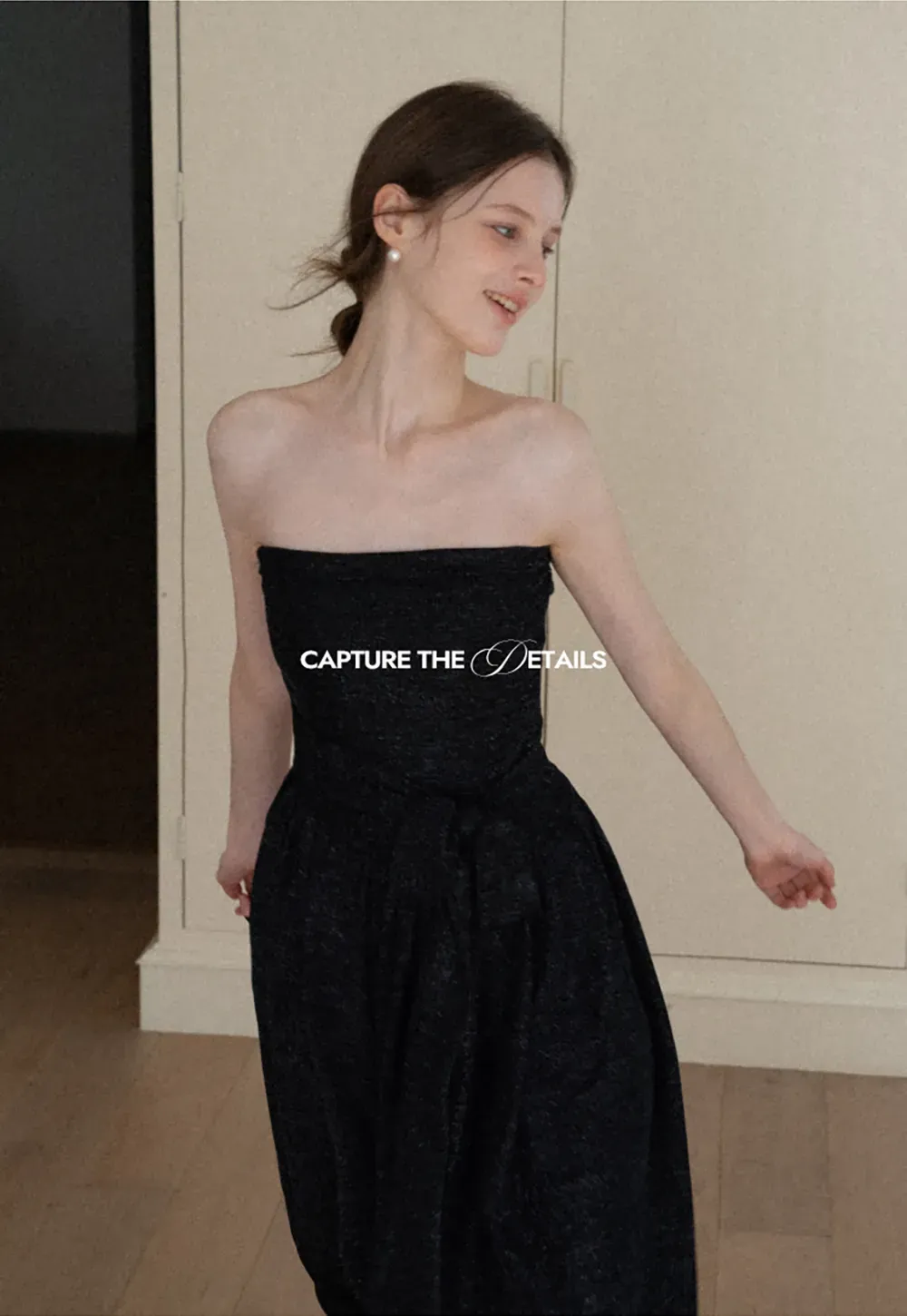 Elegant strapless midi dress with flowing skirt and textured fabric