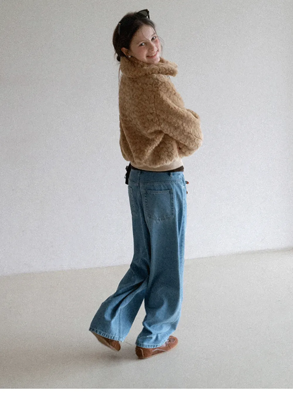 Wide leg denim jeans with high waist design