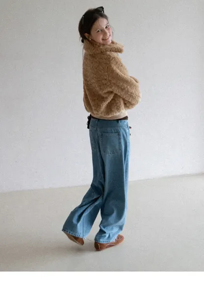 Wide leg denim jeans with high waist design