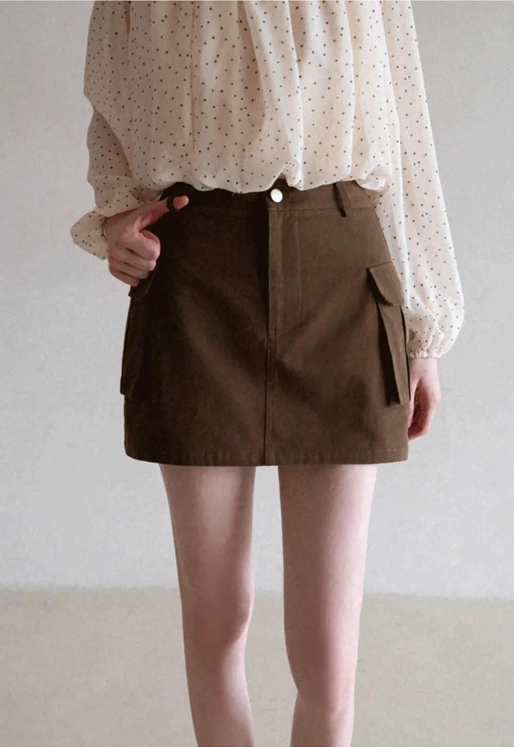 Short skirt with side pocket and structured waist