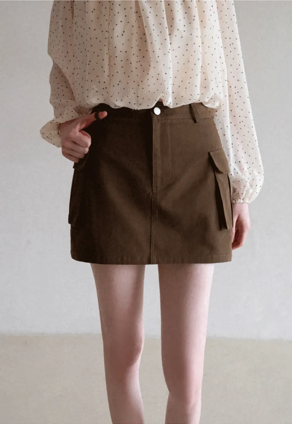 Short skirt with side pocket and structured waist
