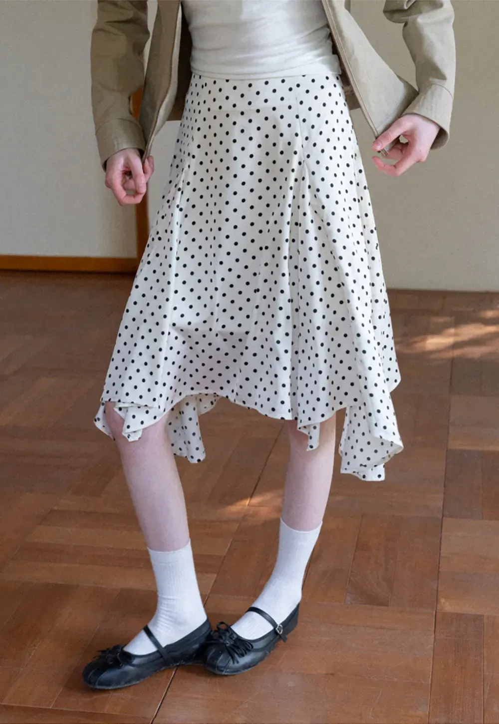 Polka dot asymmetrical hem skirt with pleats