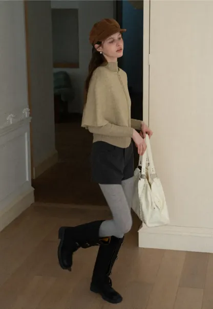 High waist tailored shorts with front pockets and zipper closure