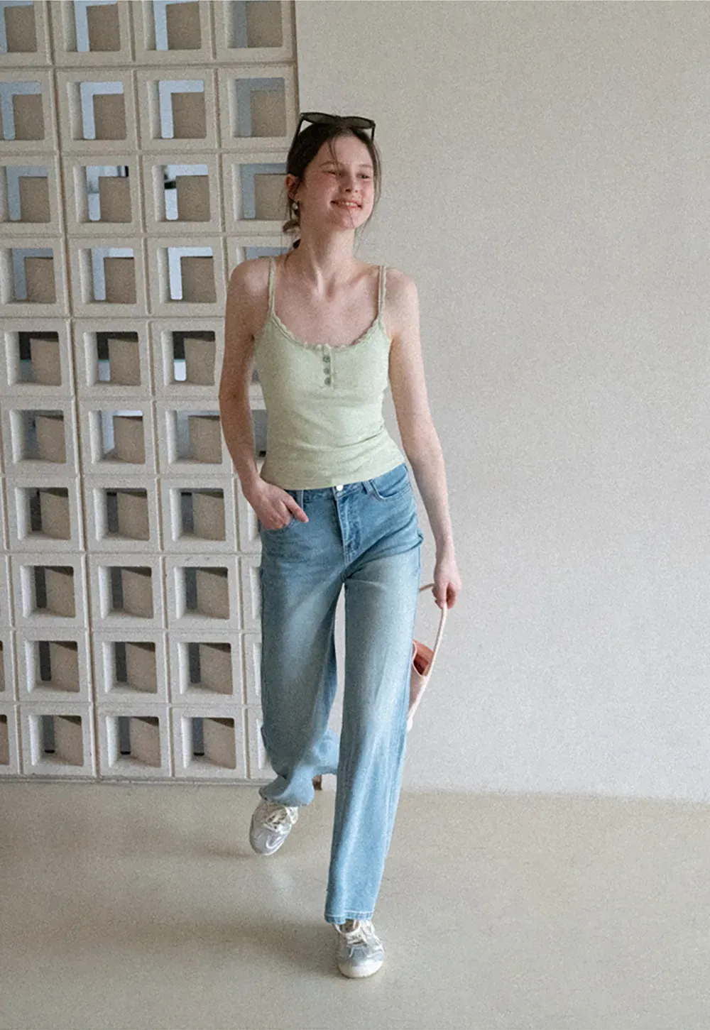 flared high waist jeans with back pocket design