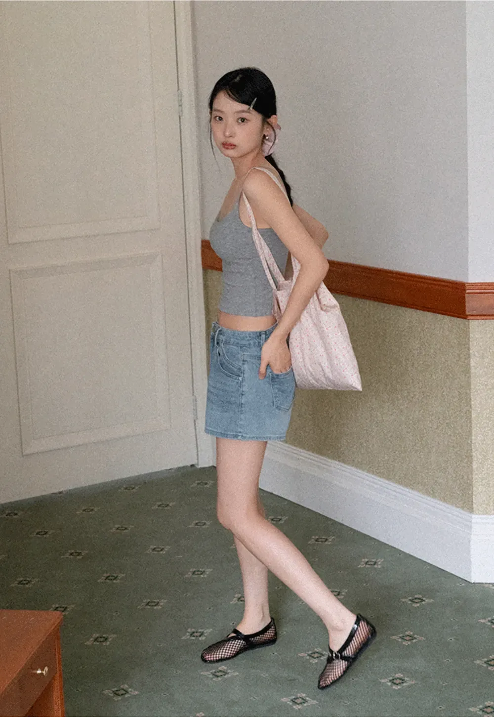 Thin strap scoop neck fitted tank top