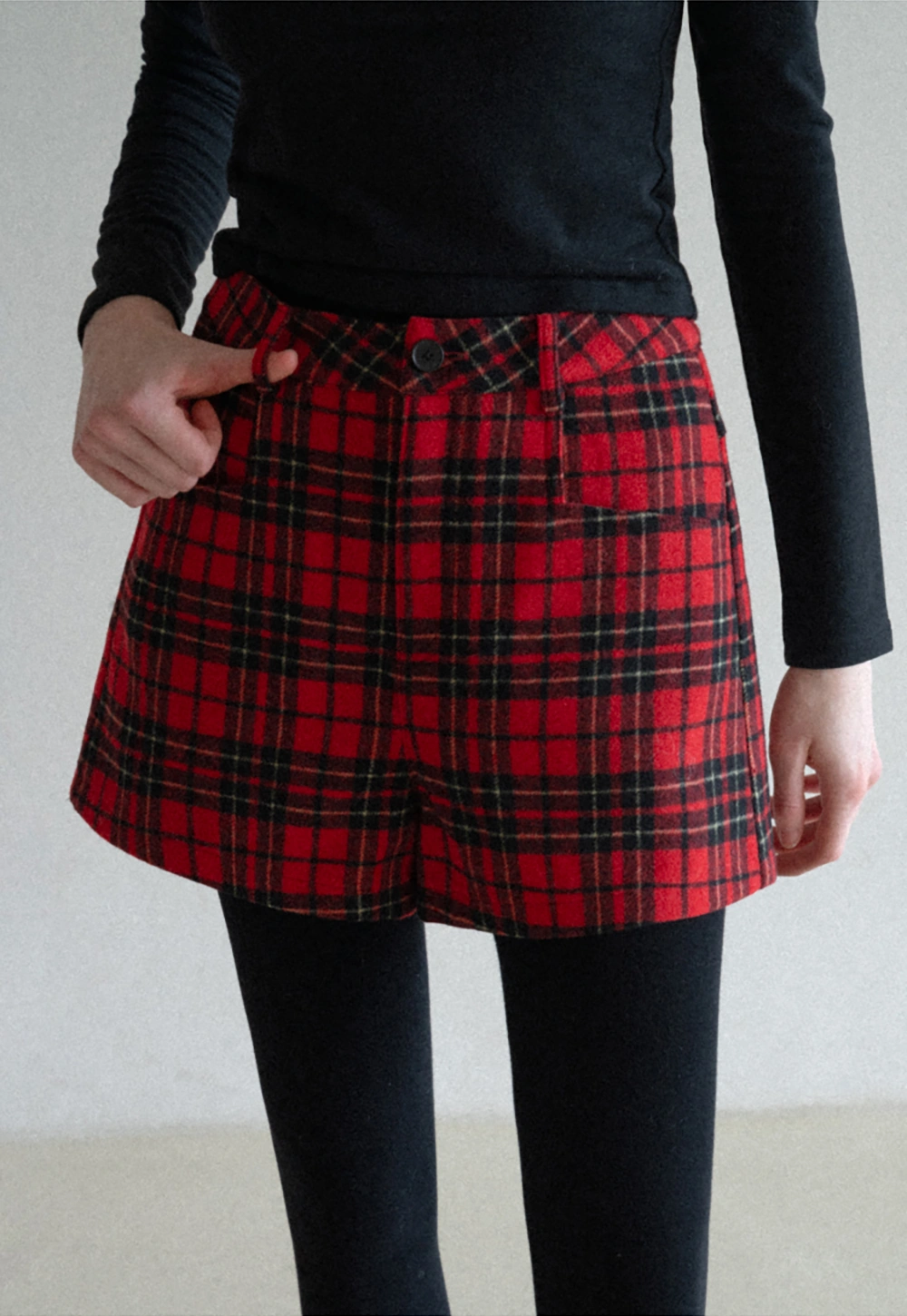 High waist tailored shorts with front pockets and zipper closure
