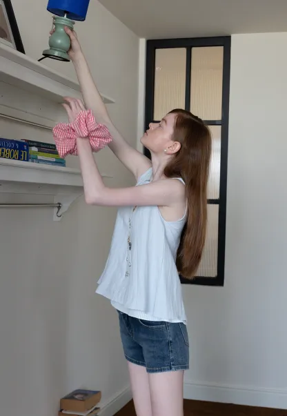 Women's Sleeveless Pleated Hem Blouse