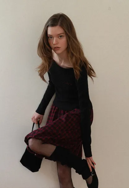 Embroidered Round Neck Wool Knit Top