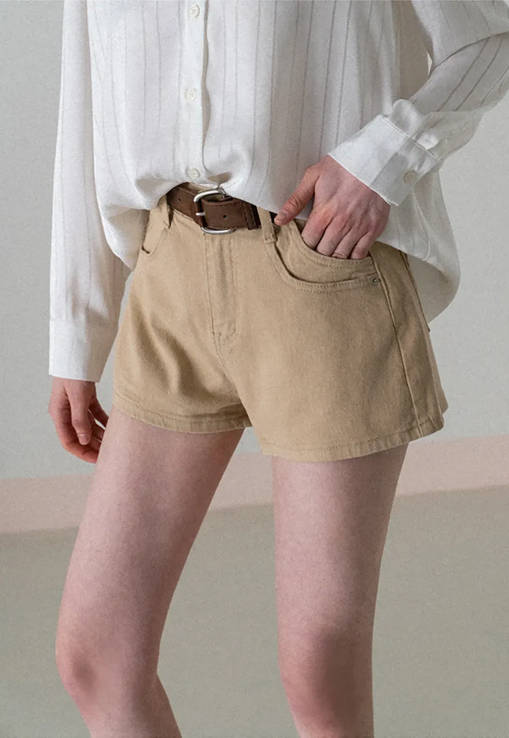 High waist denim shorts with belt loop and front pockets