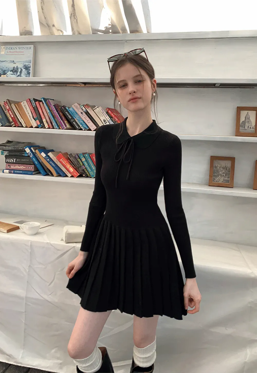 Elegant Knit Dress with Bow Detail and Flared Hem