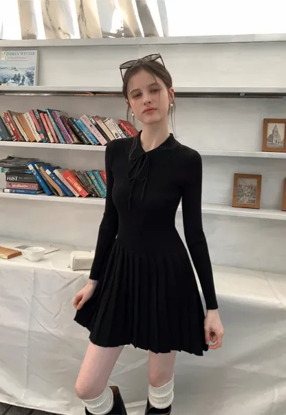 Elegant Knit Dress with Bow Detail and Flared Hem