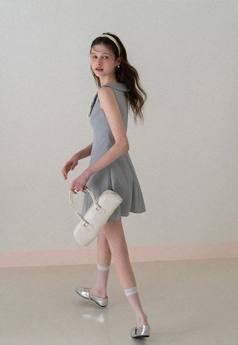 Sleeveless dress with Peter Pan collar and bow detail