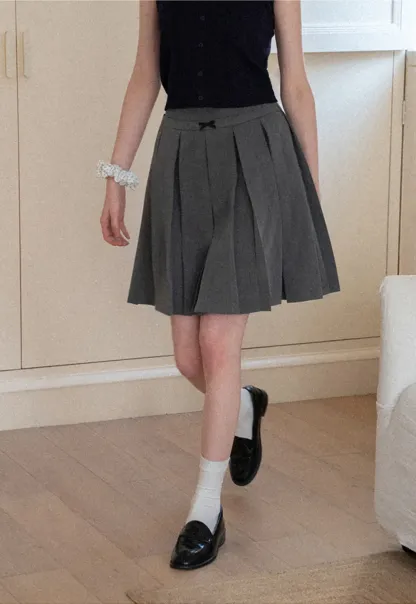 Pleated skirt with front bow detail