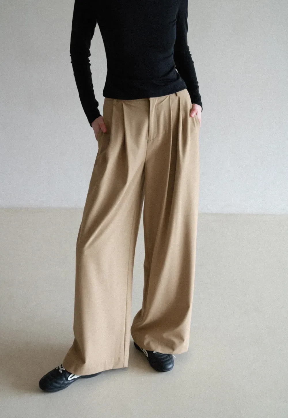 Wide leg pleated casual pants with front pockets