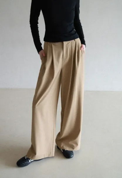 Wide leg pleated casual pants with front pockets