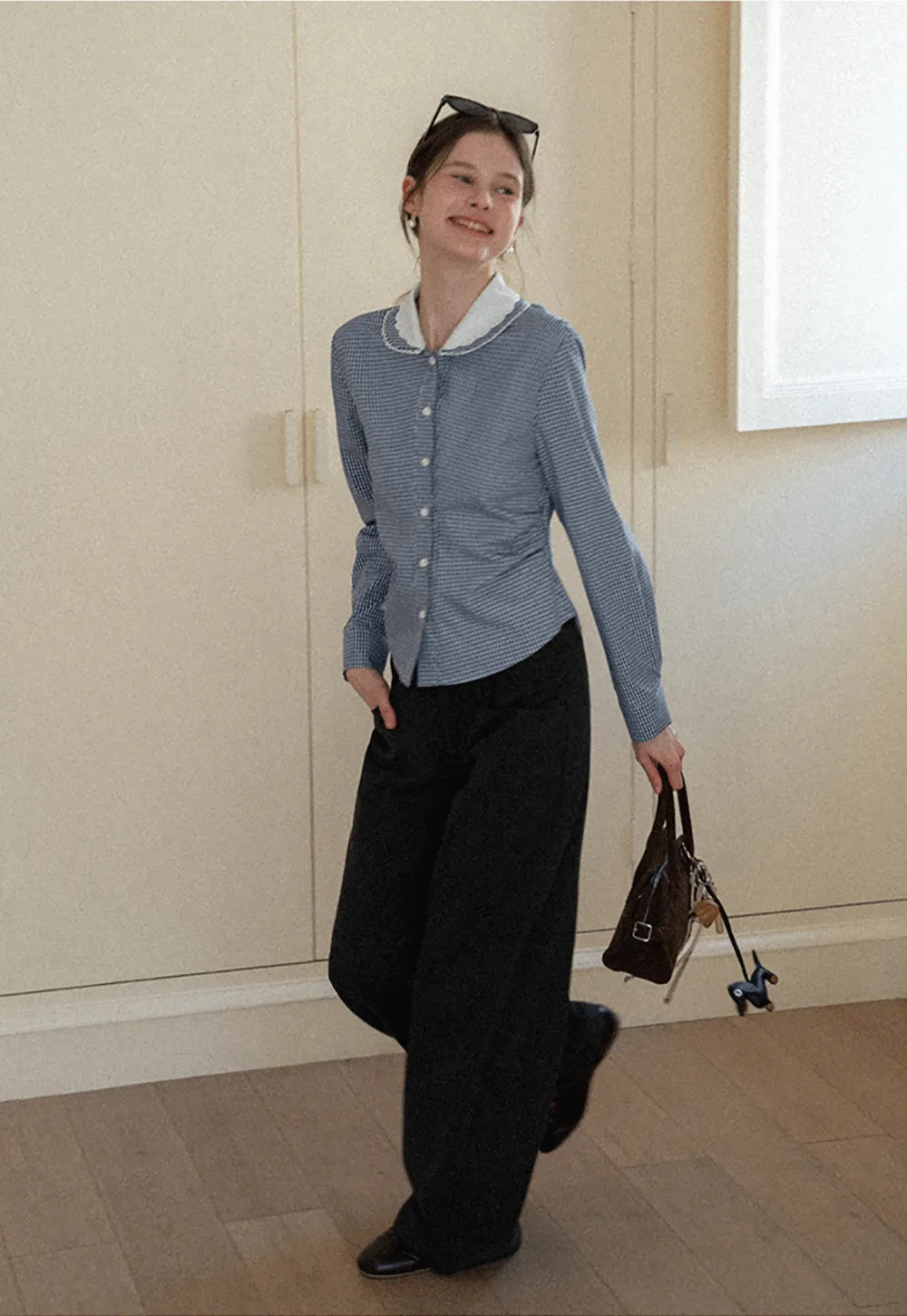 Elegant blouse with scalloped collar and long sleeves for versatile styling