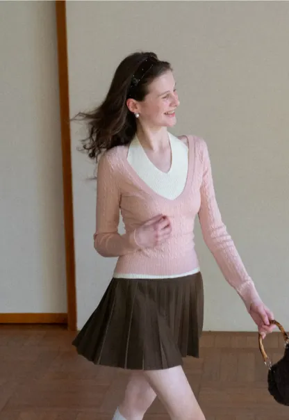 Pleated skirt with white waistband and ribbed texture