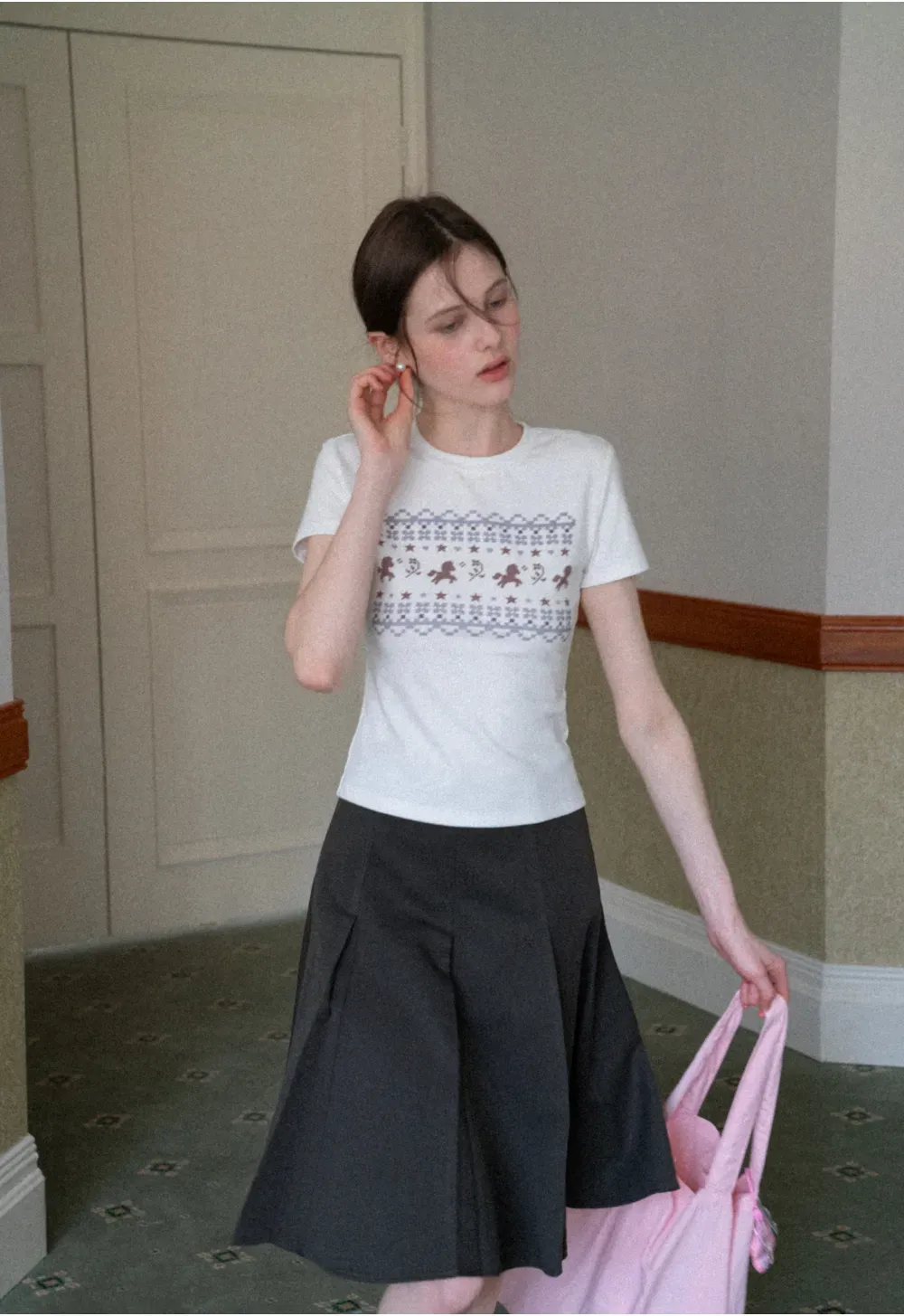 Short sleeve t shirt with embroidered pattern band