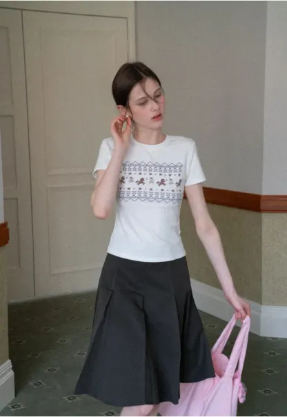 Short sleeve t shirt with embroidered pattern band