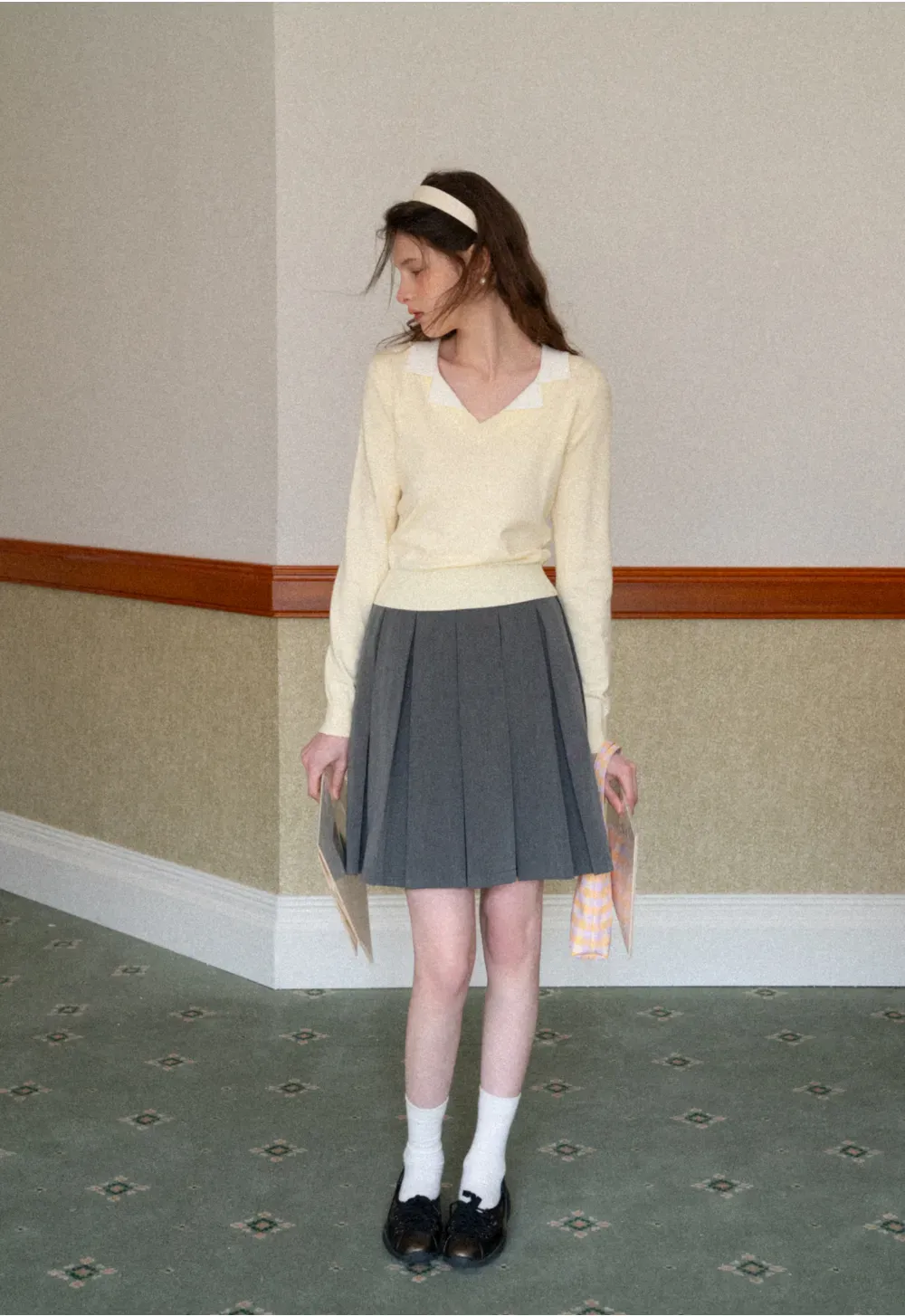 V Neck Knit Sweater with Contrast Collar