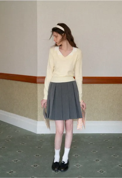 V Neck Knit Sweater with Contrast Collar