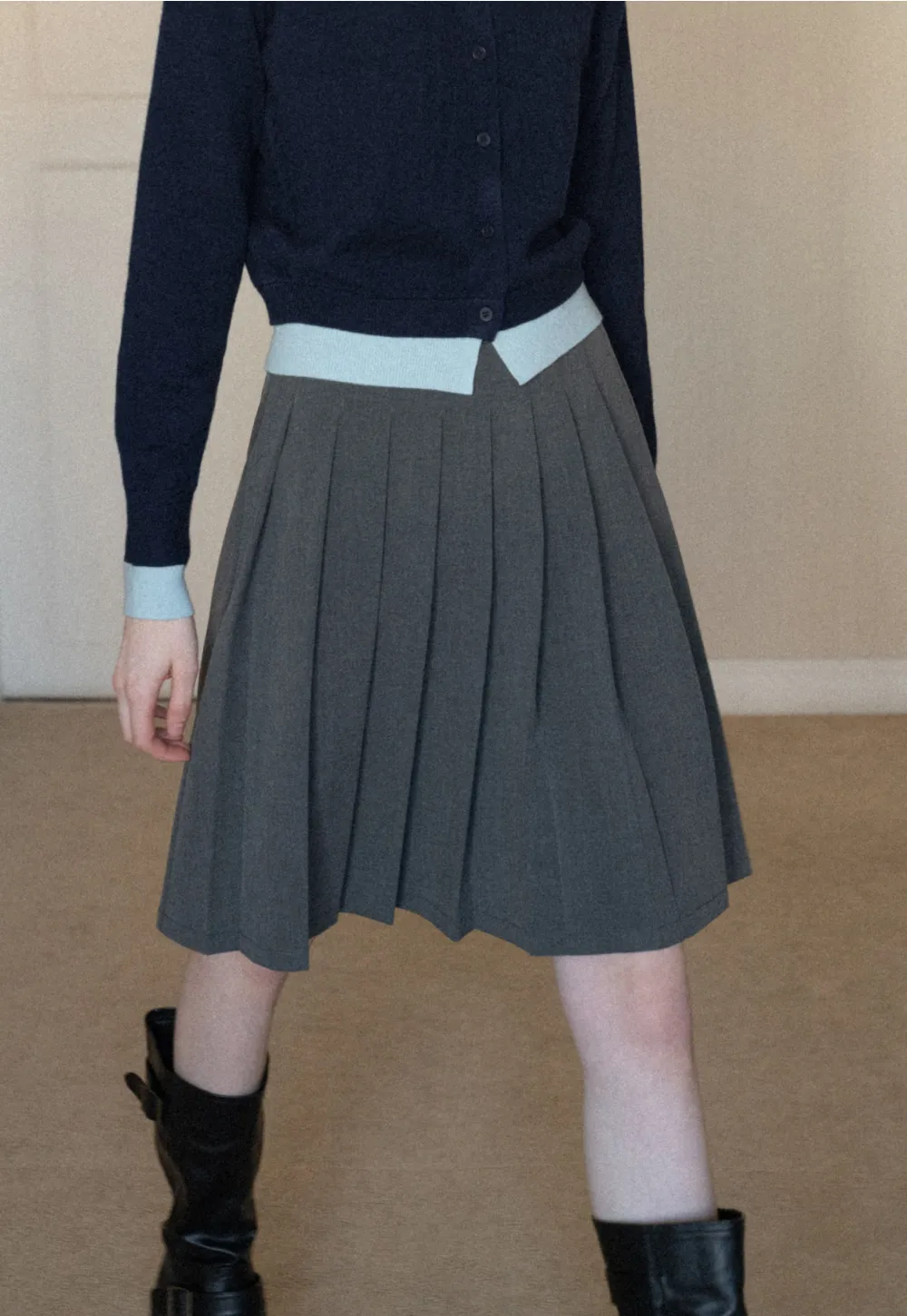 Elegant pleated midi skirt with high waist design