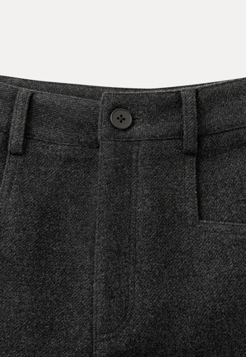 High waist tailored shorts with front pockets and zipper closure