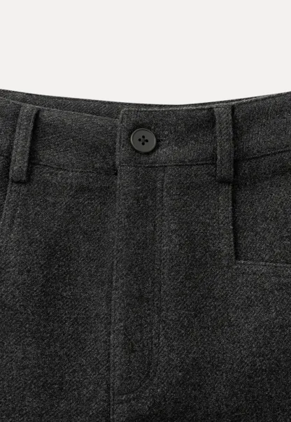 High waist tailored shorts with front pockets and zipper closure