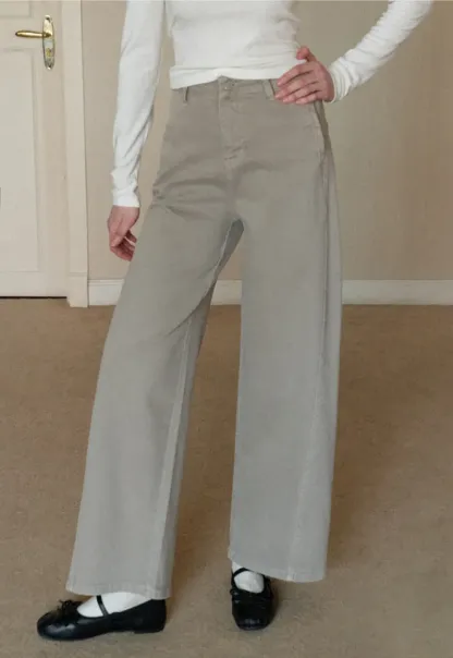 Wide leg high waist denim jeans with belt loop design