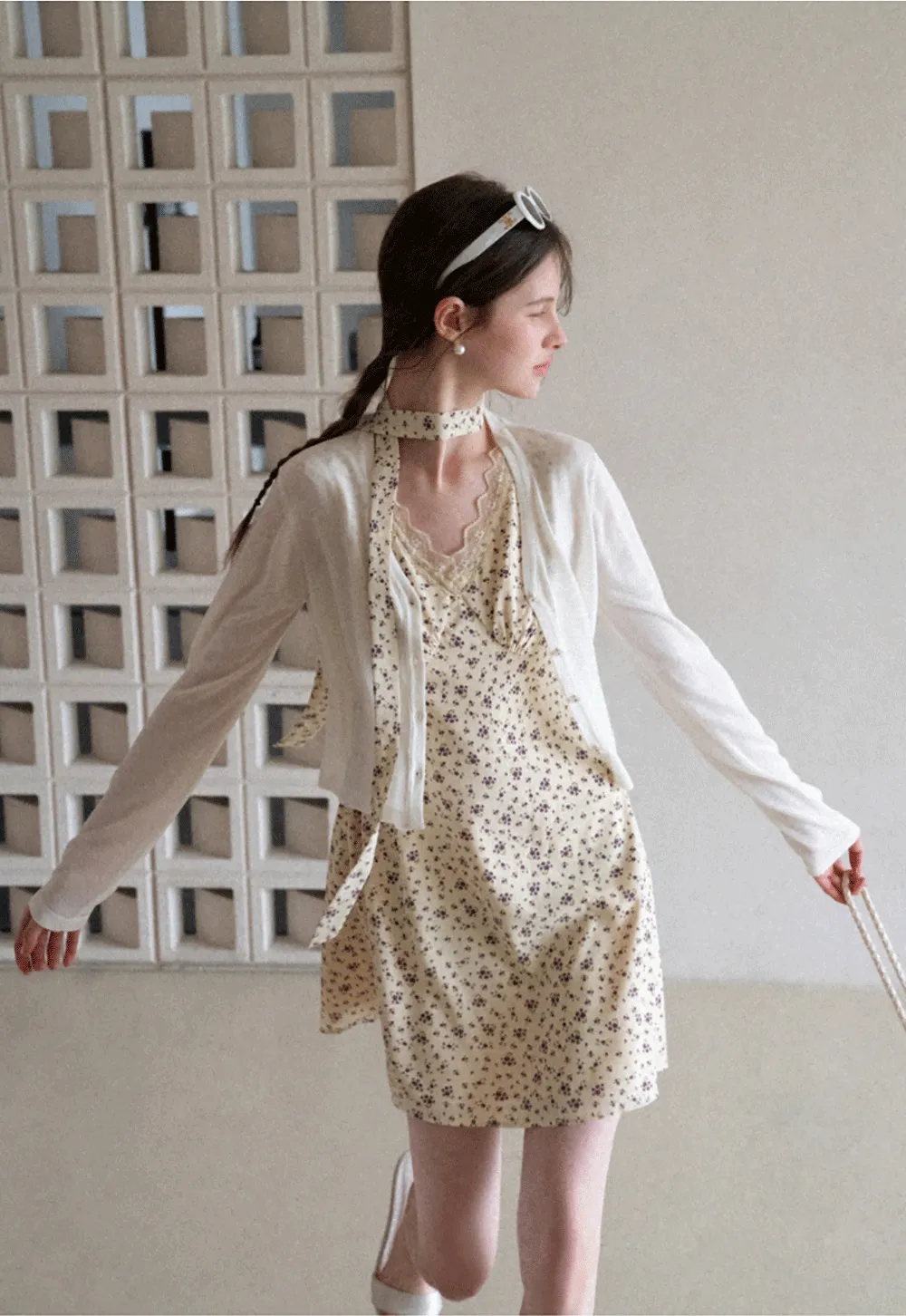 Floral Print Sleeveless Dress with Lace Trim and Choker Neckline