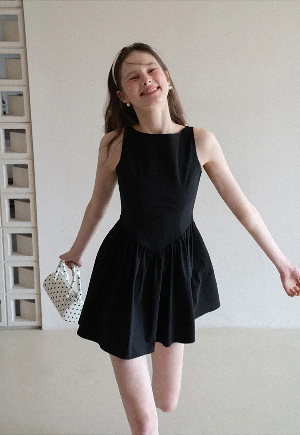 Sleeveless dress with back bow detail