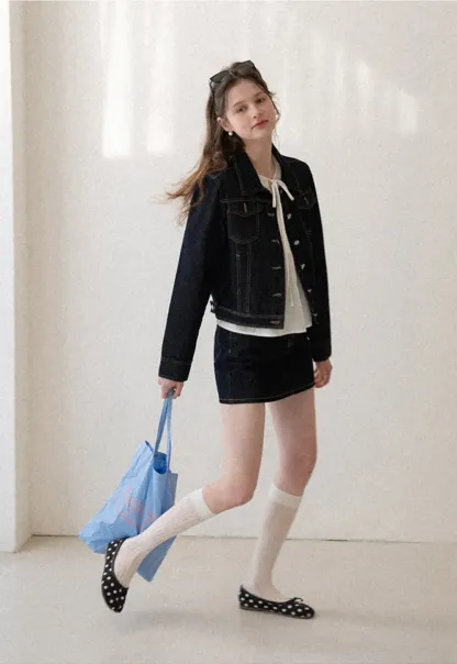 Pleated blouse with tie neck and long sleeves