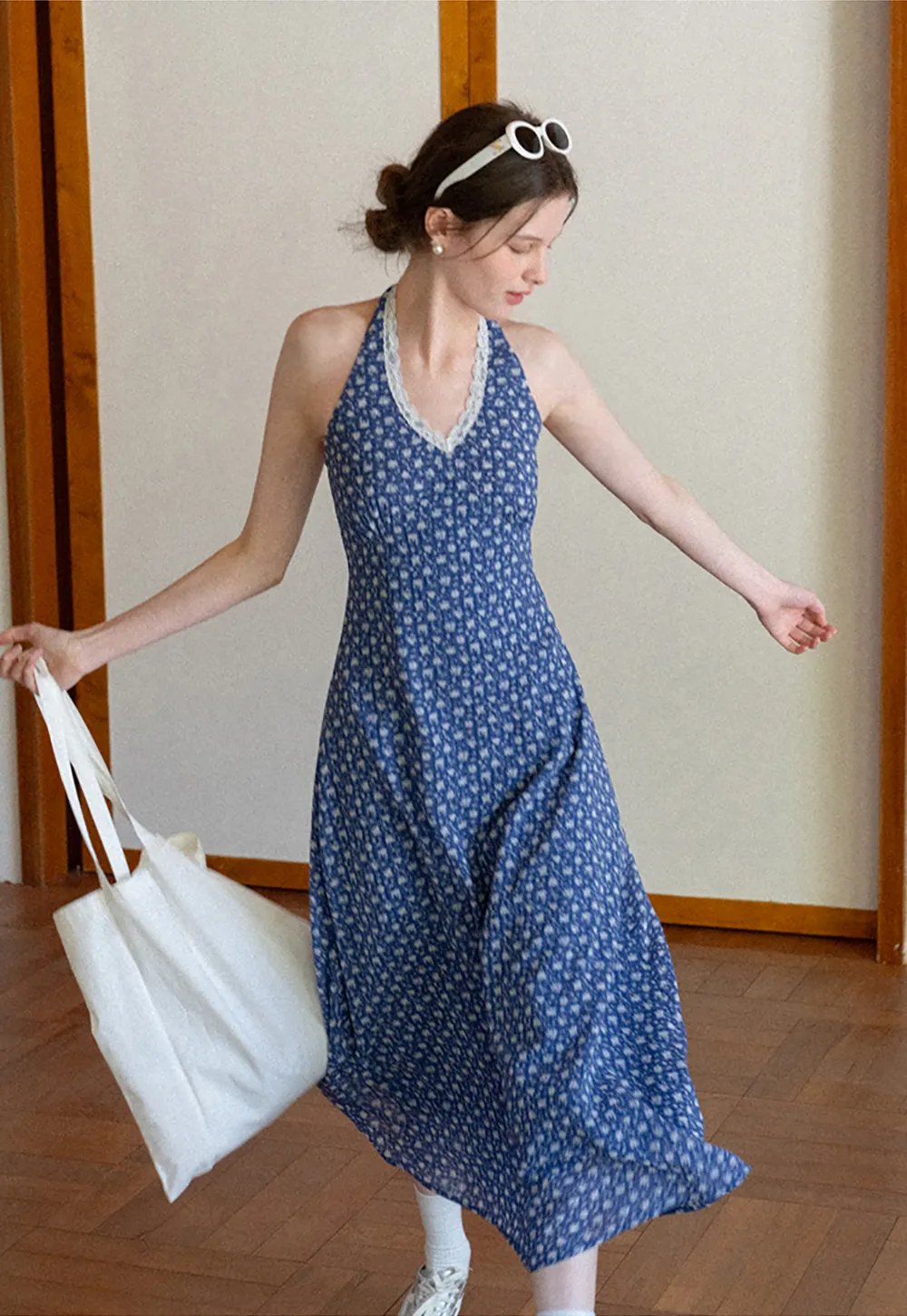 Halter neck dress with floral print and lace trim