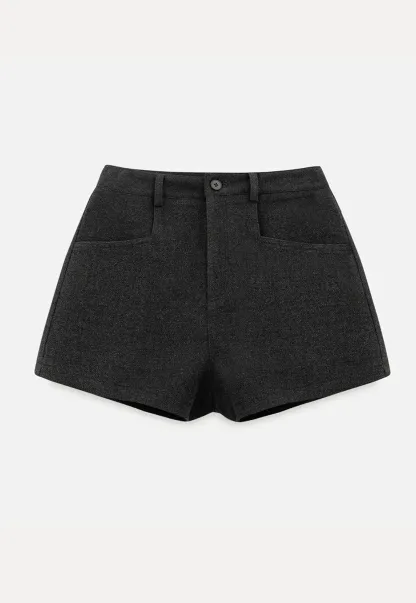 High waist tailored shorts with front pockets and zipper closure
