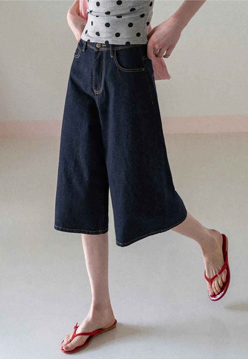 Wide leg cropped denim pants with contrast stitching